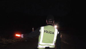 Agresívny vodič odmietol fúkať. Namiesto testu na alkohol udrel veliteľa hliadky do tváre