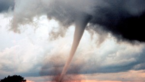 80 tornád zničilo časť Ameriky