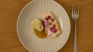 Jablkovo-maková štrúdľa s orechami a zmrzlina zo smreka