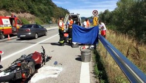 Vážna nehoda na R1. Motorkár narazil do auta