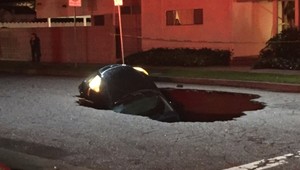 VIDEO: Autá zmizli v obrovskej diere