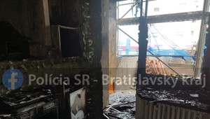V Karlovej Vsi horel byt. Obyvateľ vyskočil z okna