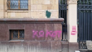 Českú ambasádu v Moskve pomaľovali vulgárnymi nápismi