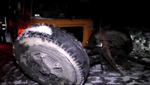 Zrážka osobného auta s nákladným, za ktorú zrejme mohlo tretie auto. To ani nezastavilo