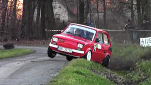 Na ceste sedí ako formula. Kráľ malej poľskej fiatky Filapek v akcii