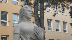 Recitátorka sa vrátila: Socha, ktorú vandali zničili, dostala nový život