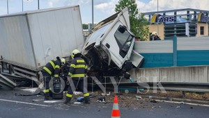 Nepozornosť vodiča? Kamión skončil vo zvodidlách, polícia riadi dopravu
