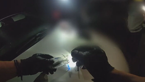 Bez vodičáku, pod vplyvom drog a v kradnutom aute. Muža v Senci zastavili policajti