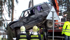 Zbytočná tragédia: Muž z neznámych príčin zišiel z cesty, neprežil náraz do stromu