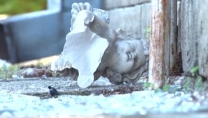 Zlodeja neodradili ani sviatky. Vykradol dom smútku