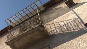 Policajti zachránili život 15-ročnému dievčaťu, chcelo skočiť z balkóna