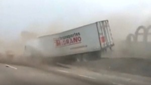 VIDEO: Kamión sa zbesilo rútil po diaľnici. Zlyhali mu brzdy