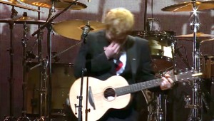 Dojal celý svet! Hviezdny spevák sa počas koncertu rozplakal!