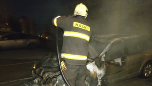 Pred panelákom horelo auto. Nevylúčili cudzie zavinenie