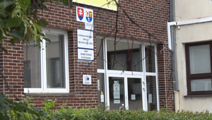 Učiteľ čelí obvineniu zo sexuálnych útokov na študentov. Sudkyňa ho poslala do väzby