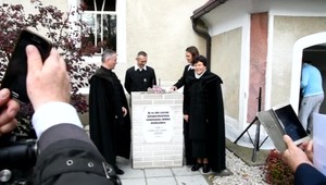 Busta kontroverzného politika ostáva za dverami fary vo Vydranoch