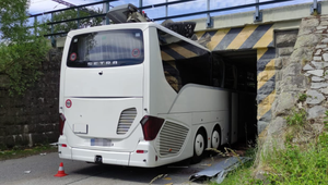 Autobus s turistami uviazol pod viaduktom. Pri nehode prišiel o strechu