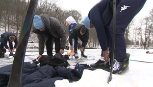 Hokejisti Slovana vymenili štadión za rybník, zahrali si na Železnej studničke