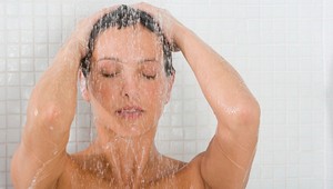 Sprchujete sa správne? Táto nenápadná chyba môže spôsobiť akné, varuje dermatologička