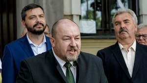 Huliak rozpráva, SNS to žehlí? Danko z EÚ a NATO vystupovať nemieni