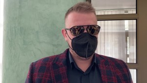 Príbuzný exministra hospodárstva Petra Žigu údajne odovzdal úplatky vo výške 175-tisíc eur