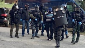 NAKA zasahovala v Levoči. Akcia má súvis s nedovoleným ozbrojovaním