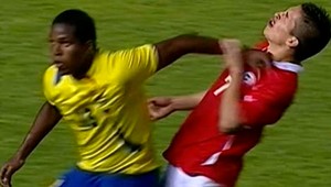 Aj pre toto ľudia milujú futbal! Hráč sa sám inzultoval!