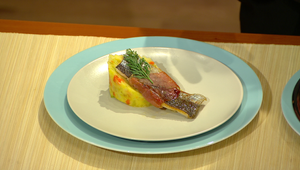 Filet zo pstruha obalený v proscuitte, pučené zemiaky s chrumkavou zeleninou