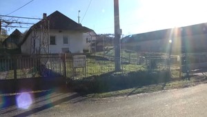 Dva dni osamote prežilo 19-mesačné dieťa pri svojej zosnulej matke. O úmrtí nikto netušil