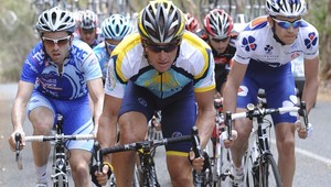 Armstrong pricestoval do JAR, dúfa, že sa stretne s Mandelom