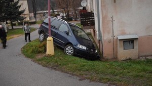 Vodič pod vplyvom alkoholu narazil do múru bytového domu. Nafúkal takmer 4 promile