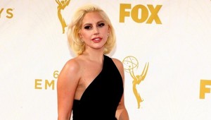 Krásna Lady Gaga: Miesto čudných kostýmov nádherná róba!