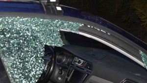 Trestne stíhaný muž rozbíjal okná áut na parkoviskách a kradol osobné veci