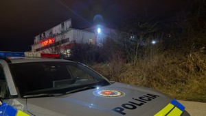 Polícia vyšetruje úmrtie neznámeho muža. Jeho telo ležalo v poraste a obžierali ho hlodavce