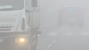 Hmlové svetlá: Kľúč k bezpečnosti, na ktorý vodiči často zabúdajú