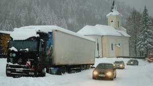 Počasie a kamióny zapríčinili uzávierku cesty na Bielej Hore