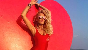 Kam sa hrabe Pamela Anderson? Krainová ohromila dokonalým telom v sexi plavkách