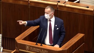Kollár vykázal niekoľkých poslancov ĽSNS z parlamentu, odmietli nosiť rúška