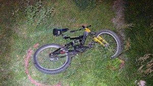 Jedenásťročný cyklista vbehol do cesty autu. Chlapec nemal prilbu ani reflexné prvky