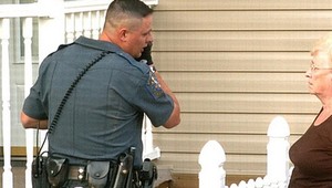 Babička neposlúchla policajta, ten do nej strelil!