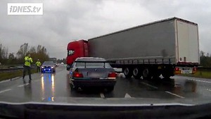 Policajnú naháňačku ukončil kamión