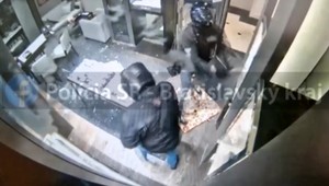 Policajti chytili jedného z troch lupičov klenotníctva. Zvyšní dvaja sú stále na úteku