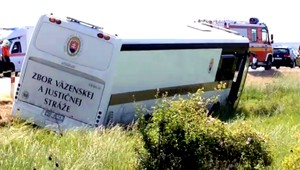 Pri Leviciach havaroval autobus s väzňami