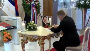 Fico sa podpísal do kondolenčnej knihy na pamiatku zosnulému Pavlovi Paškovi. Predstúpil aj pred novinárov