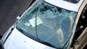 Narazila do havarovaného auta, zrazila vodičku aj policajta