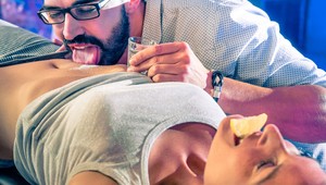 Popíjal doma s kamarátmi: Polícia vzala neposlušného Nemca do väzby