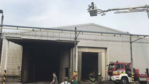 FOTO: Požiar lakovne v Trnave spôsobil škodu 200 tisíc eur