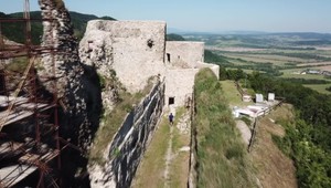 Obnovia hrady a pomôžu nezamestnaným. Nový projekt má veľký úspech