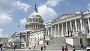Americký major protestoval proti Trumpovi v uniforme. So zatknutím vopred počítal
