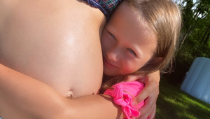 Dokonalé bruško! Po dvoch potratoch žiari manželka hviezdneho herca šťastím!